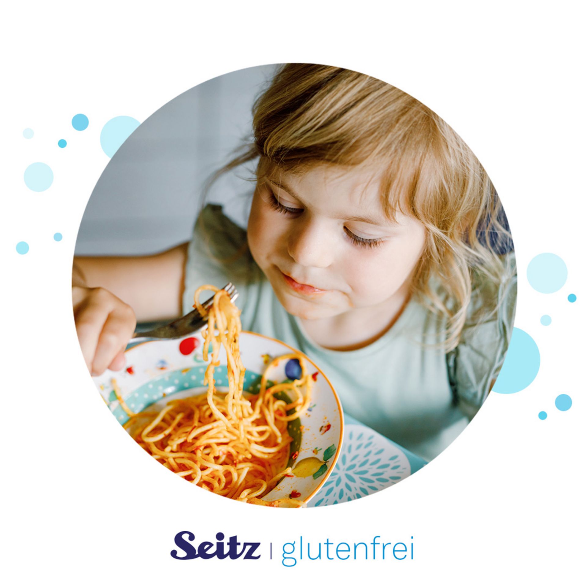 Kind isst Spaghetti aus einem weißen Teller mit Gabel Kind isst Spaghetti aus einem weißen Teller mit Gabel